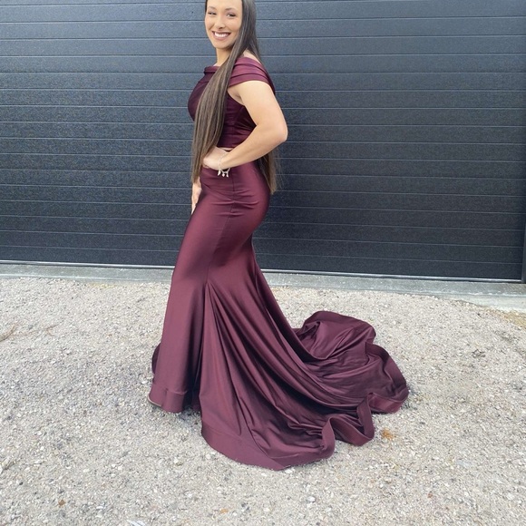 2 piece off the shoulder Jessica Angel gown. - Picture 13 of 15